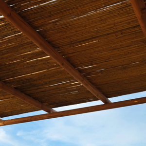 Pergola NAGI adossée avec couverture cannisse bambou
